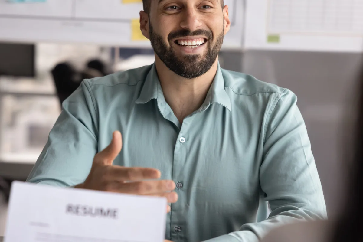 Hiring manager scanning a r&eacute;sum&eacute; at a desk